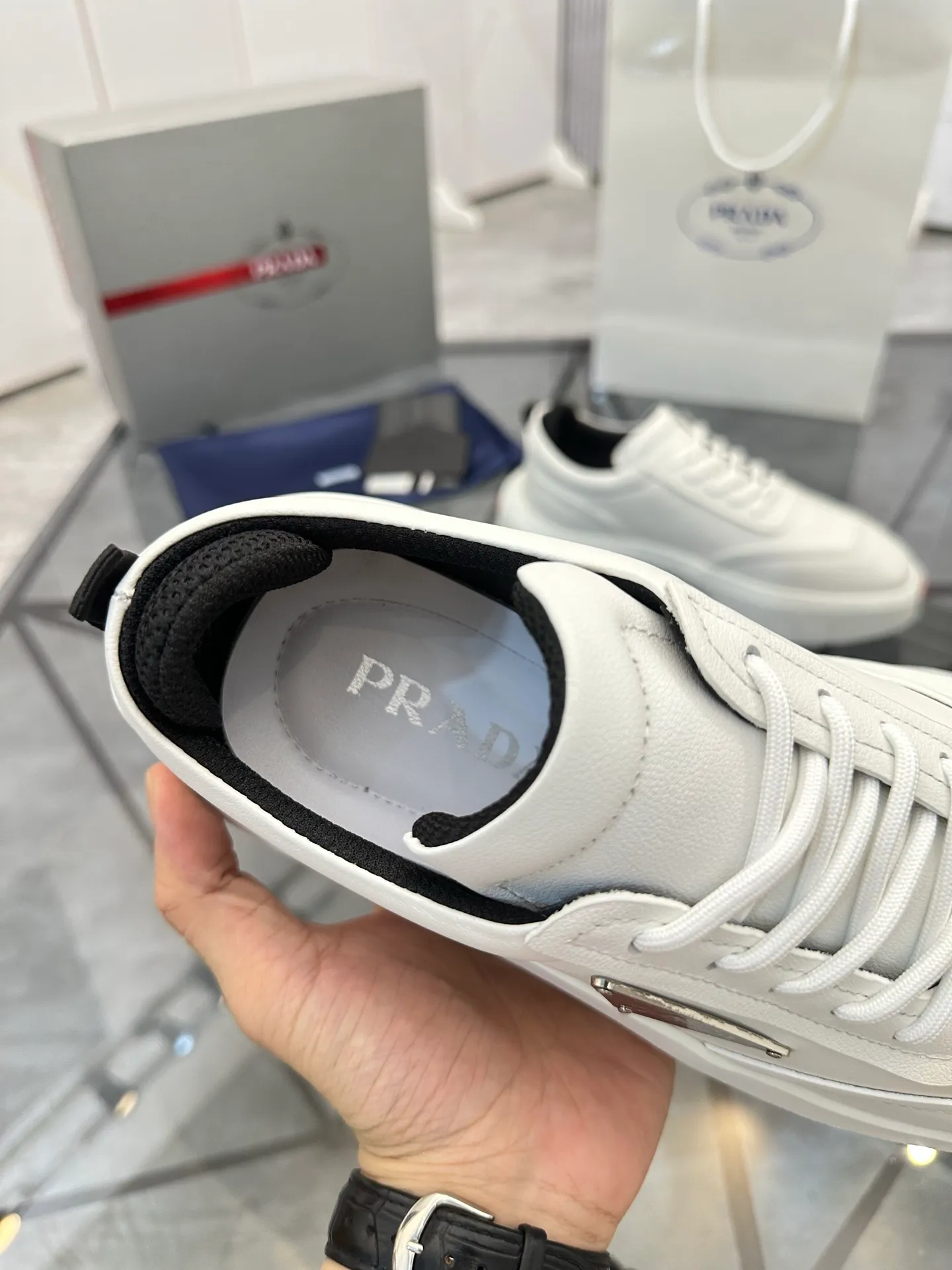 Selling men's shoes 💰: 💰P560¥ High-end top quality Product trademark: Prada * "Prada*" low-top casual shoes Regular size: 35-45 (can be customized to 46) Couple style Product material: imported first-layer cowhide leather upper, breathable lining, original outsole. No.: H201
